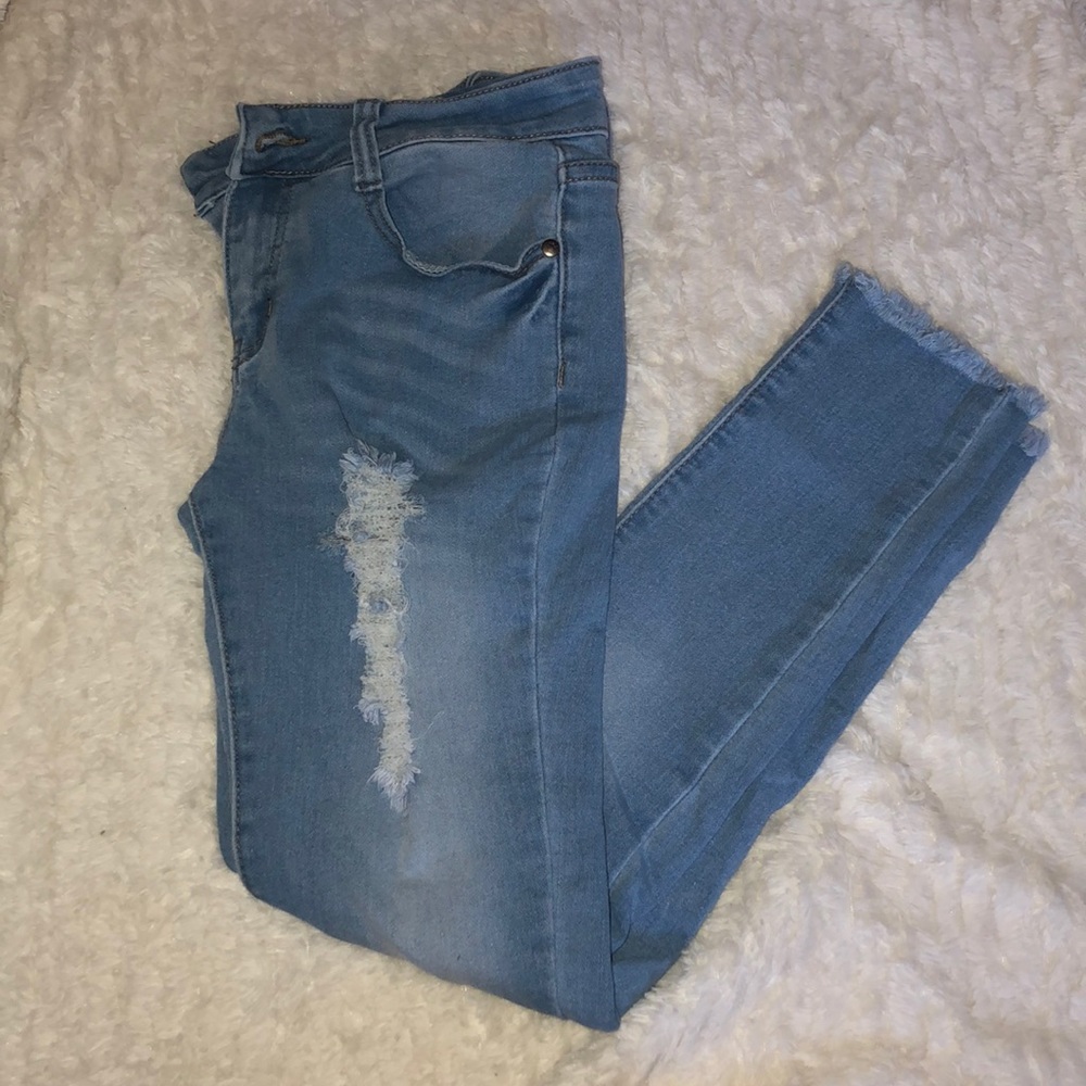 Light wash skinny jeans. Size 5/6.